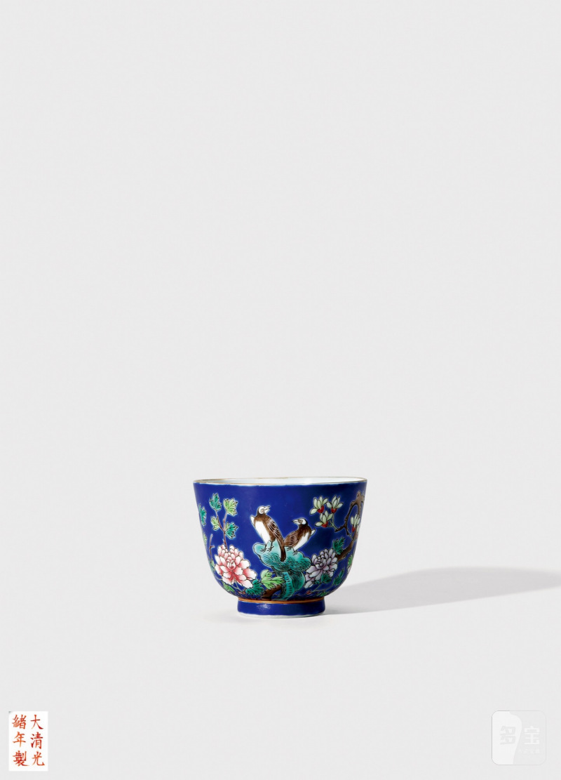 清光绪·蓝地粉彩牡丹稚鸡图杯